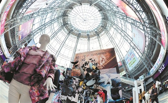 中国服装业复苏：电商和粉丝经济成服企转型突破口.jpg