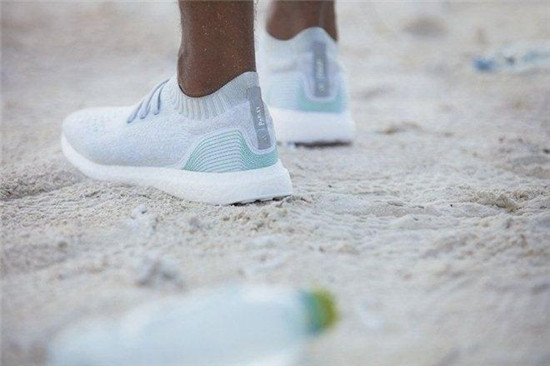 阿迪达斯用垃圾造鞋卖出百万双，呼吁海洋生态保护！.jpg