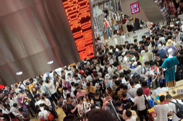 优衣库联名遭疯抢！3秒抢光，为什么优衣库与KAWS这么受欢迎？.jpg