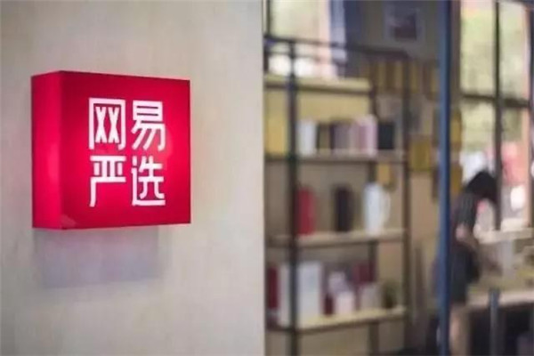 潘通出新金属色、京东联名草间弥生推出手袋3-2.jpg