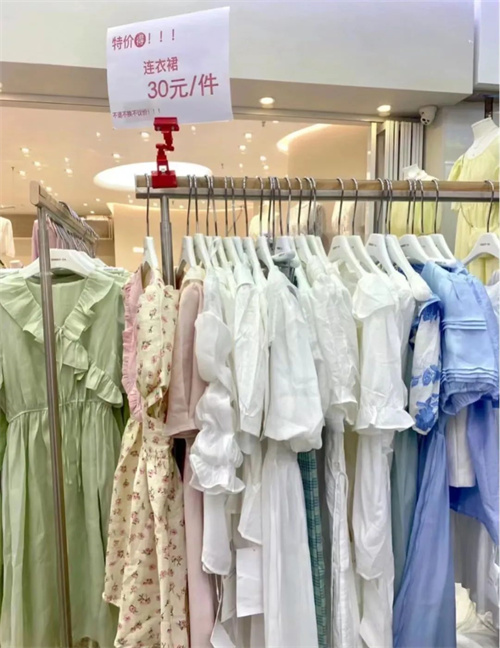 夏装清仓进行时！零售商家如何进货备战秋季？.jpg