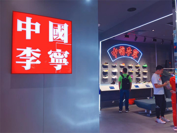 安踏VS耐克的第一之争！国际品牌在华市场势头依旧强劲？4.jpg